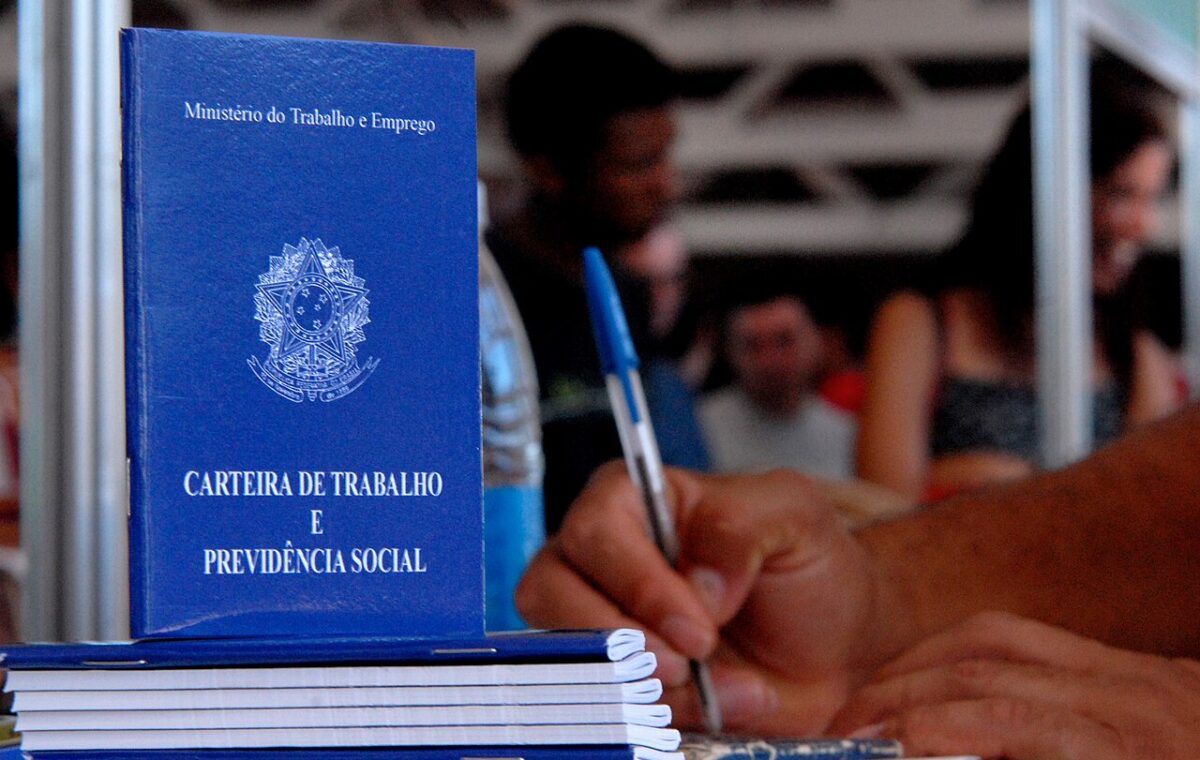 Carteiras de trabalho brasileiras — imagem ilustrativa