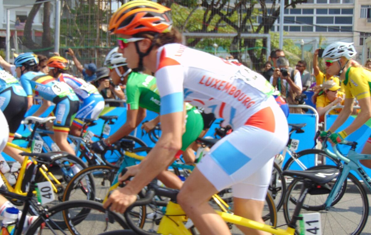 Ciclistas participando de prova feminina de estrada