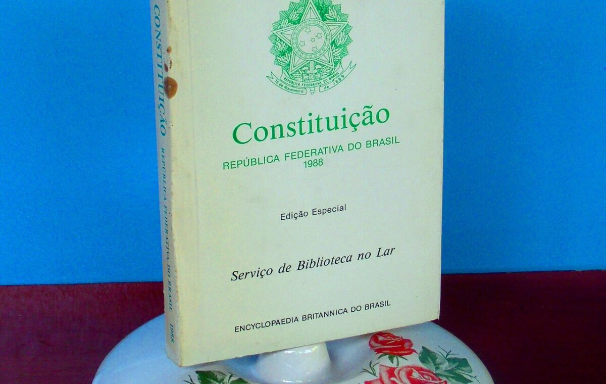 Exemplar da Constituição brasileira — imagem ilustrativa