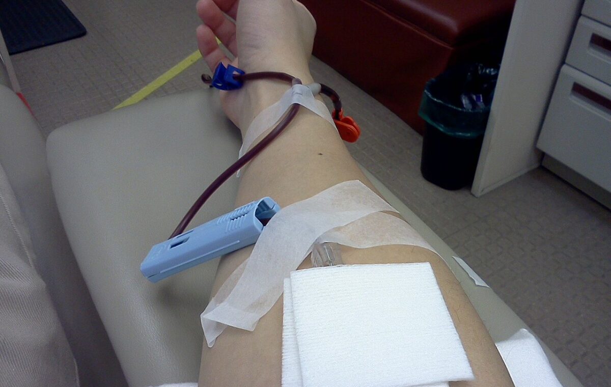 Braço de uma pessoa durante procedimento de doação de sangue