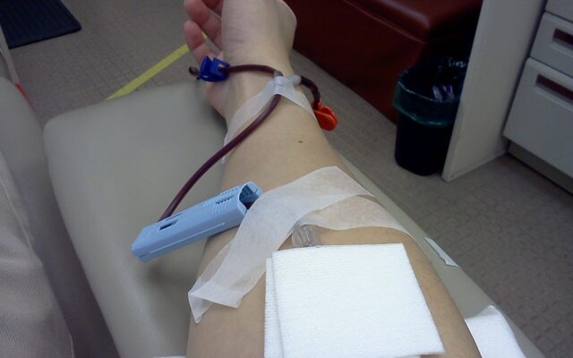 Braço de uma pessoa durante procedimento de doação de sangue