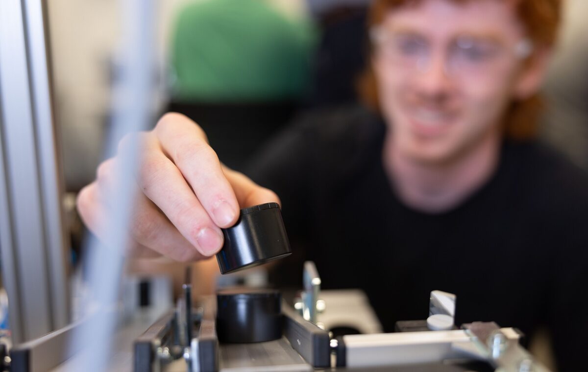 Equipamento utilizado em laboratório de tecnologia mecânica
