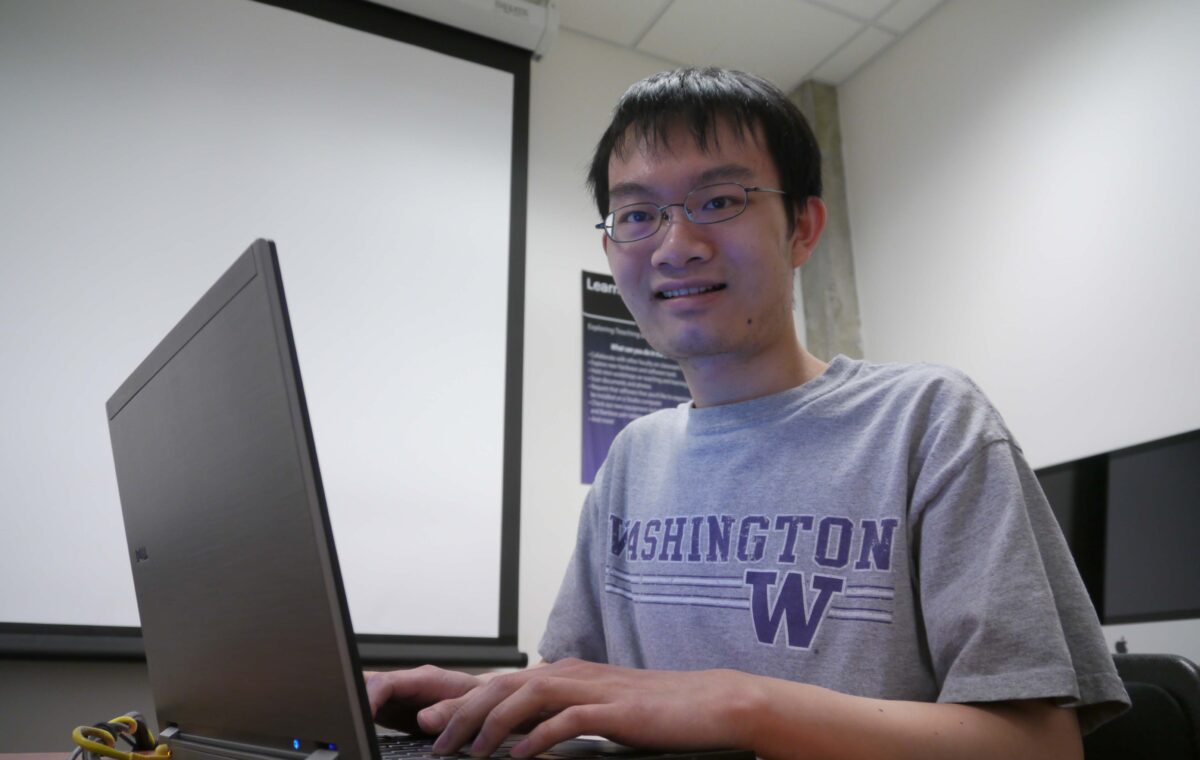 Estudante utilizando um notebook durante atividade acadêmica