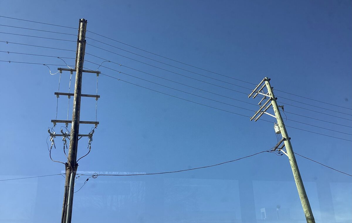 Duas linhas aéreas de distribuição de energia elétrica