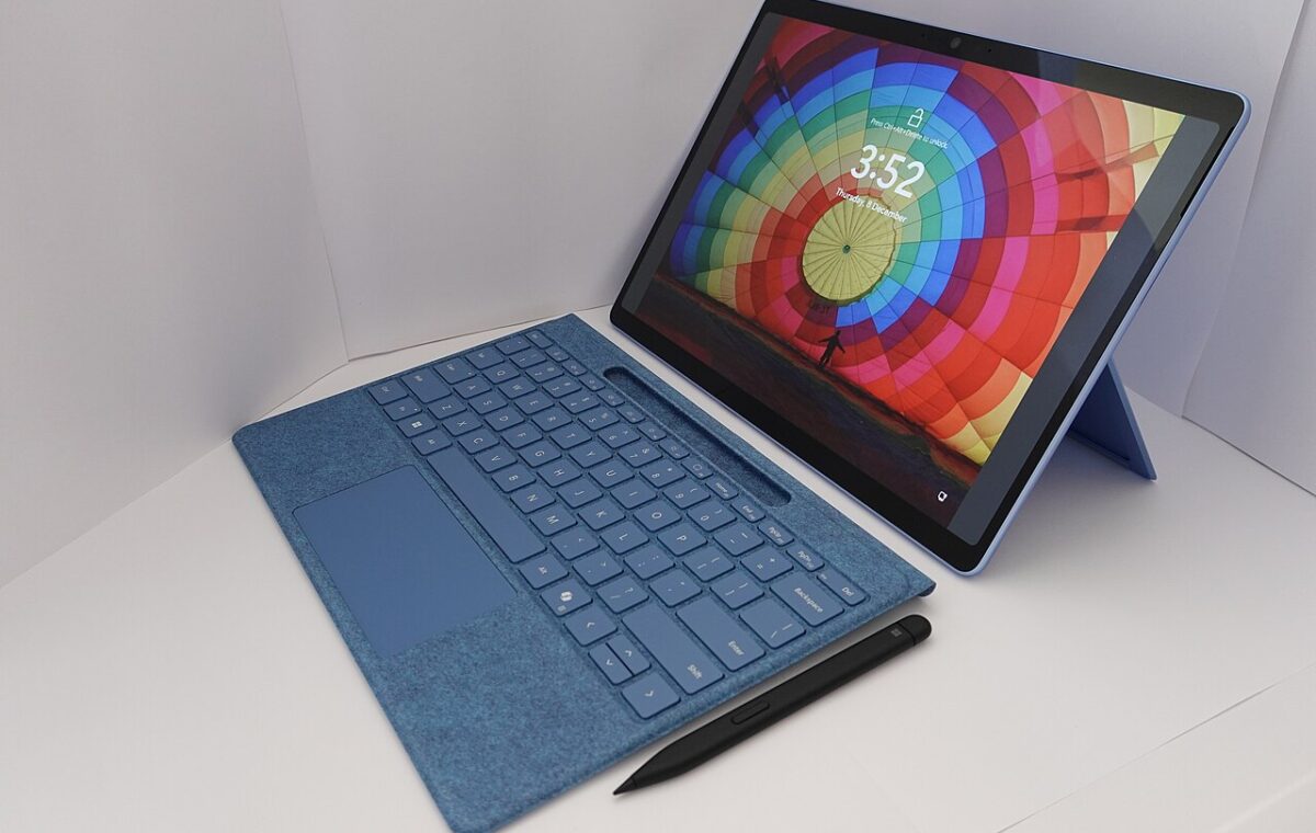 Notebook aberto para acesso a serviço online — imagem ilustrativa