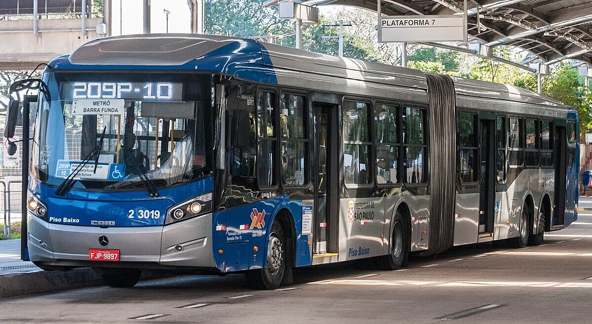 Ônibus articulado de transporte público em parada urbana