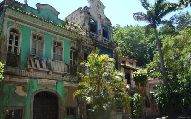 Praça arborizada usada como imagem ilustrativa de espaço público