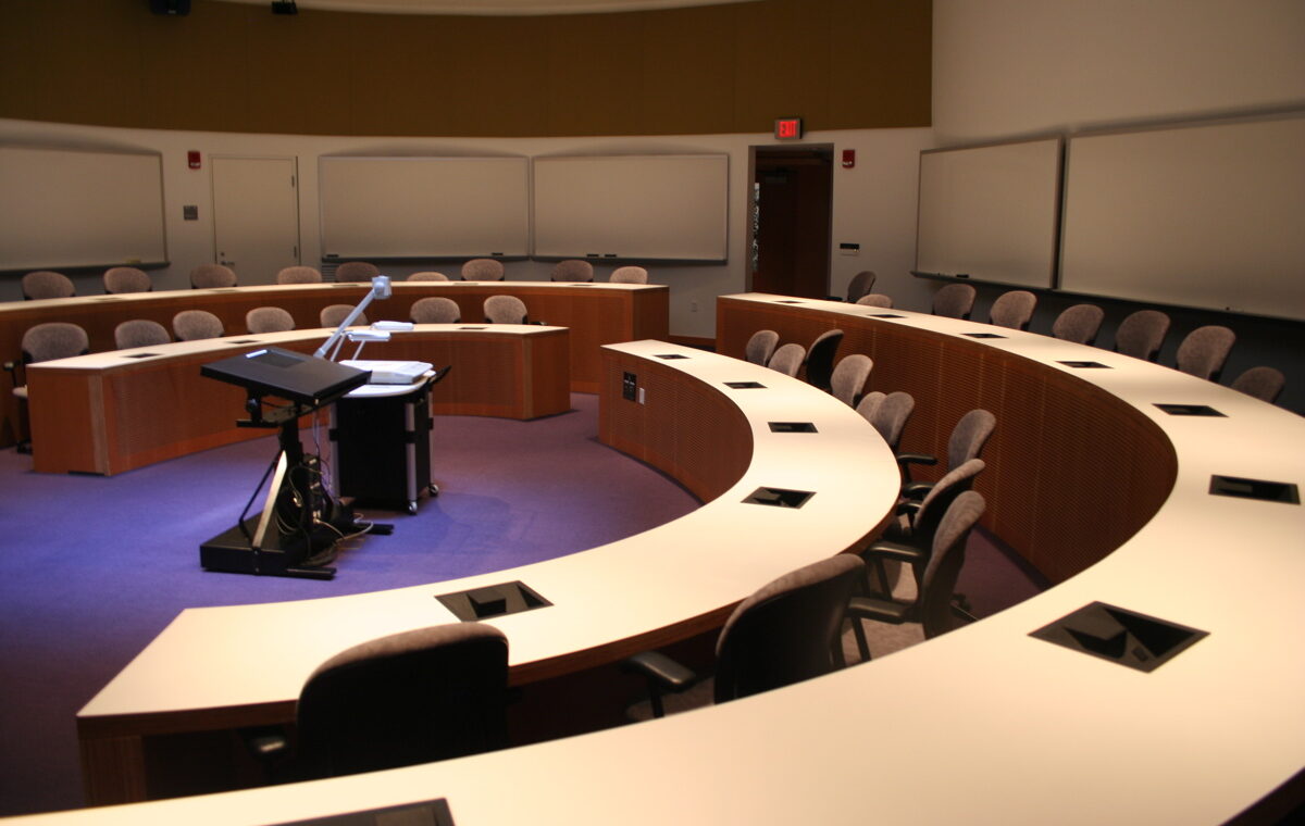 Sala de aula organizada em formato circular