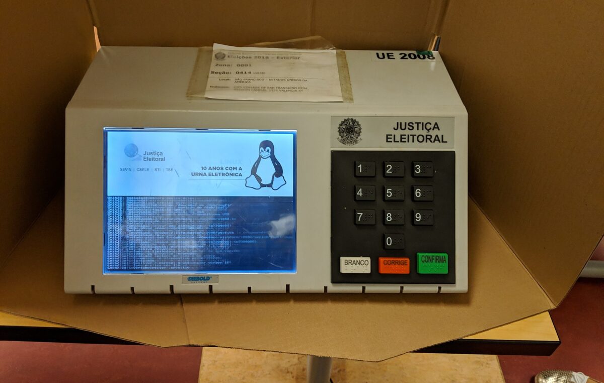 Urna eletrônica brasileira sendo inicializada