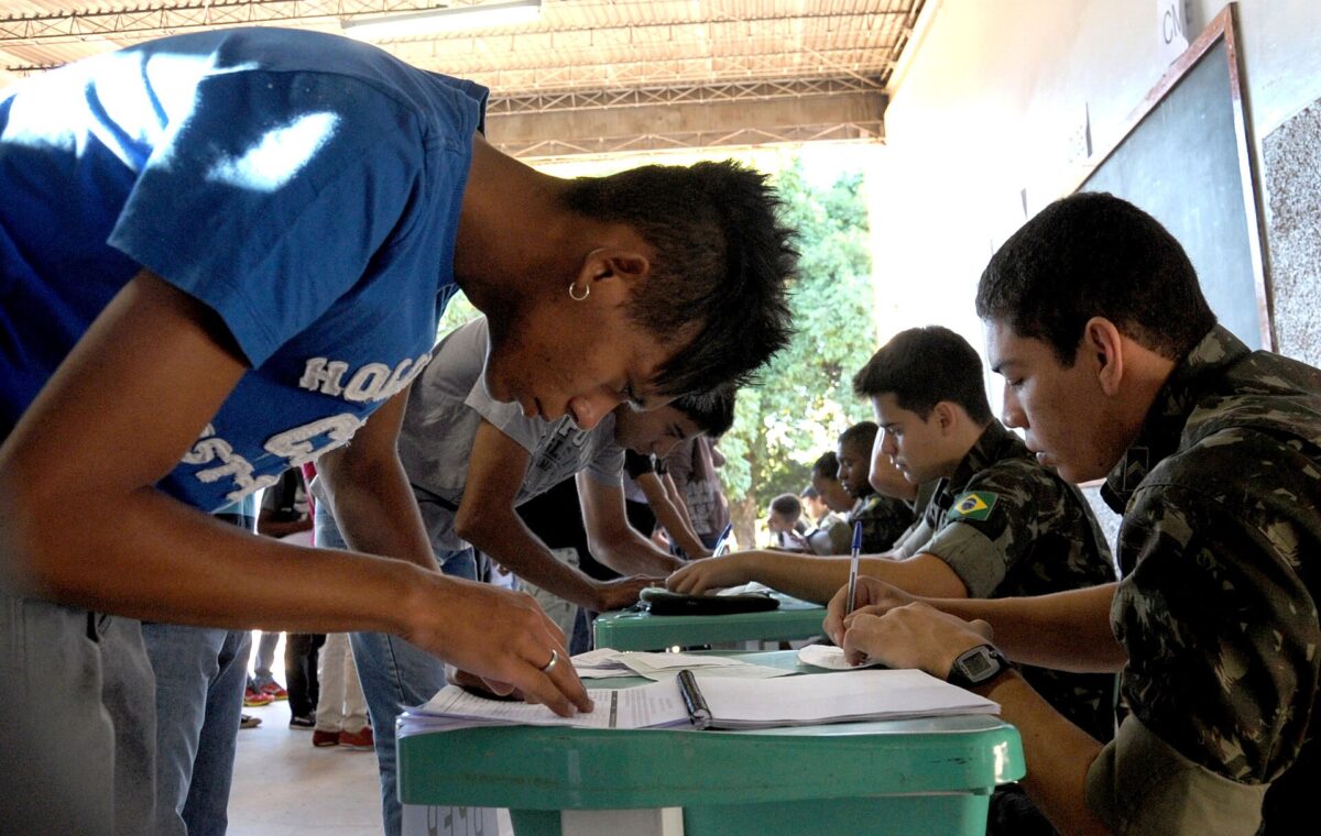 Jovens aguardam atendimento durante fase de seleção do serviço militar