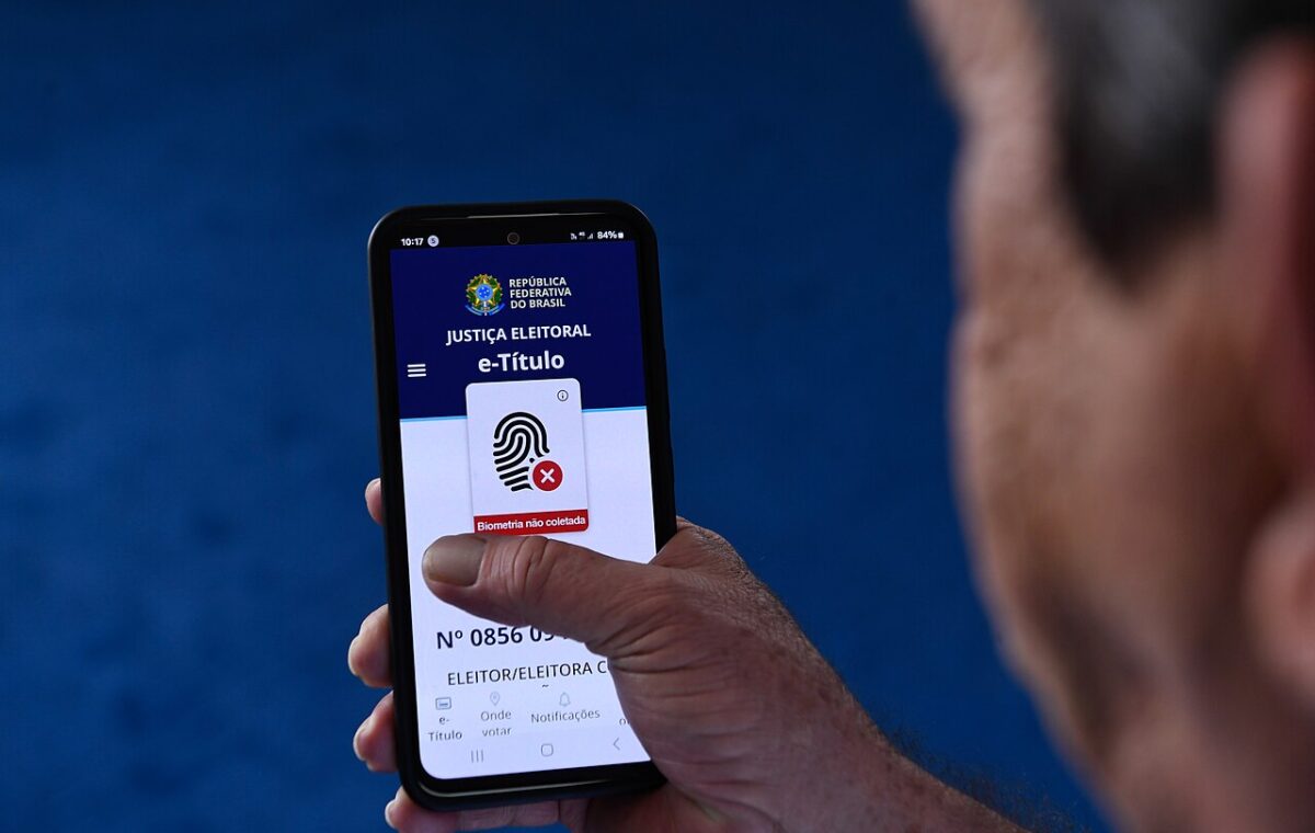 Aplicativo e-Título aberto na tela de um celular