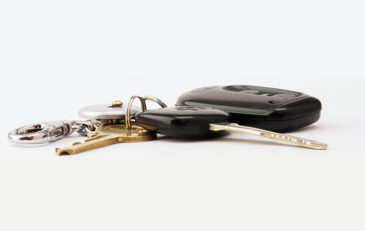 Chaves de automóvel sobre superfície branca