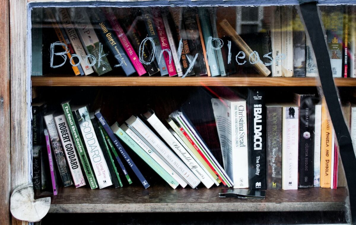 Estante comunitária com livros disponíveis para compartilhamento