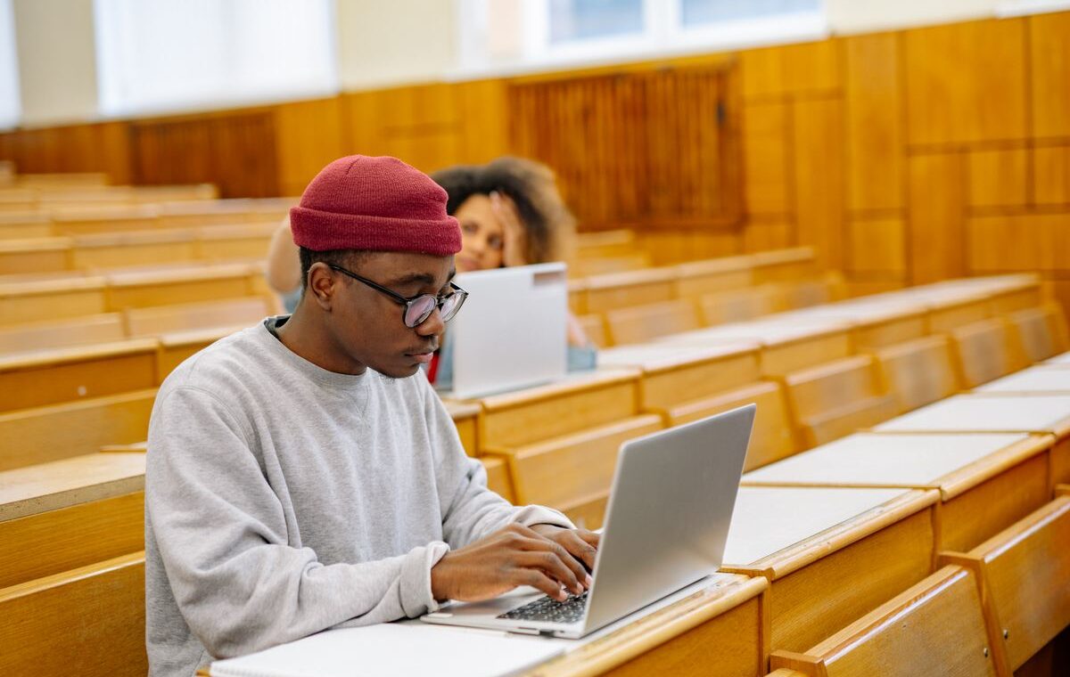 Estudantes usam notebooks em uma sala de aula