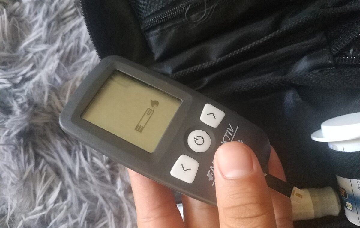 Medidor portátil de glicose sobre uma mesa