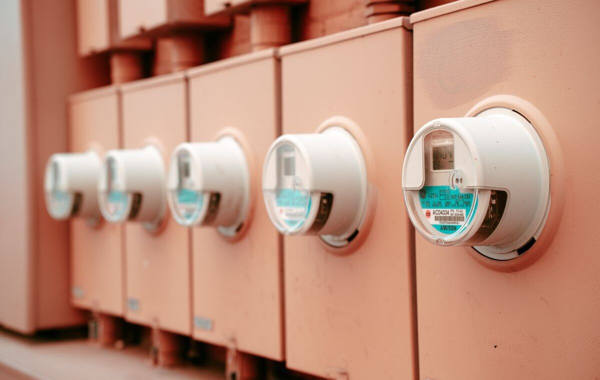 Fileira de medidores digitais usados para acompanhar o consumo de energia