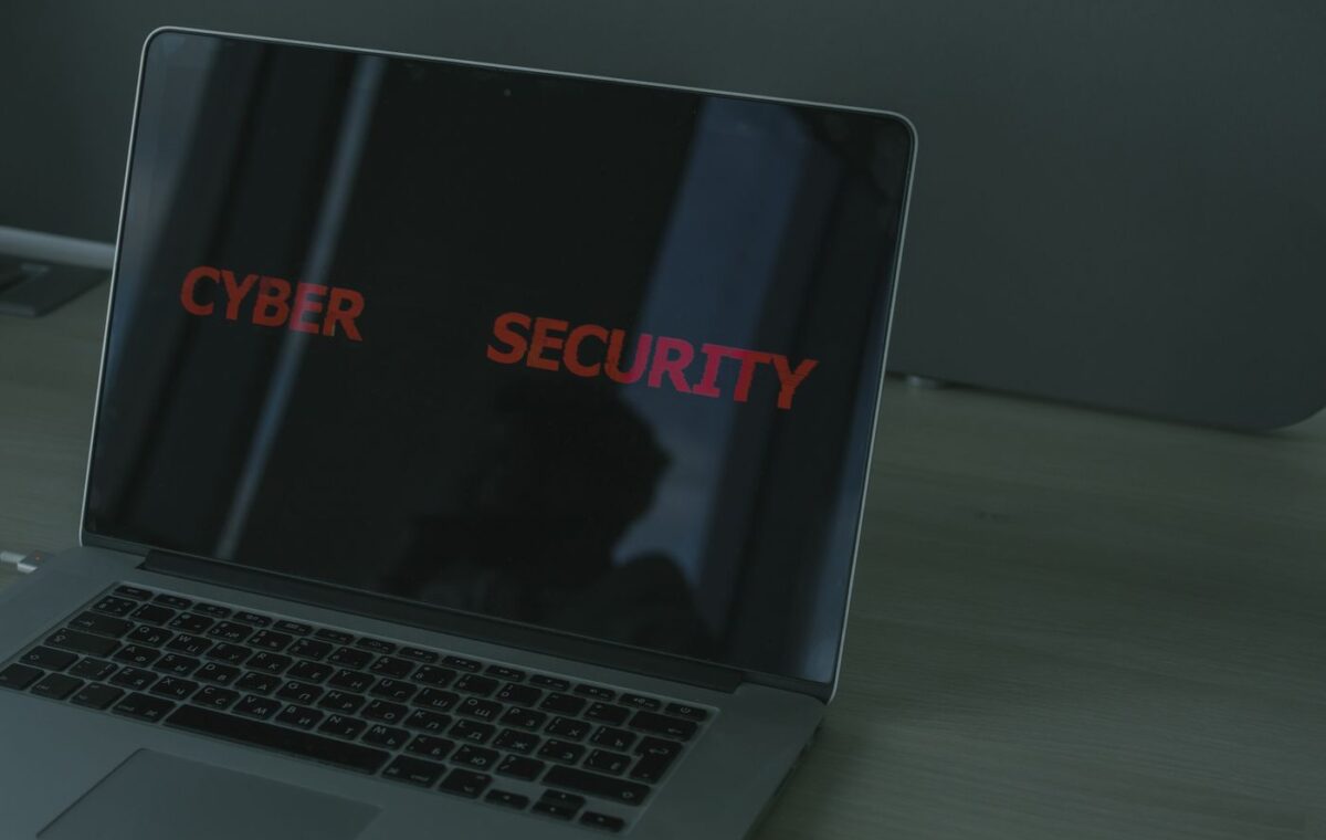 Tela de notebook com referência a segurança digital