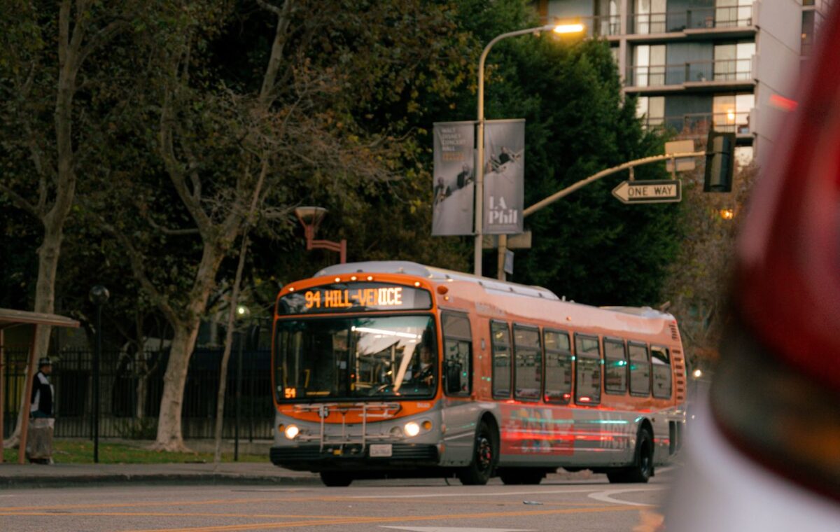 Ônibus de transporte público circulando em uma rua urbana