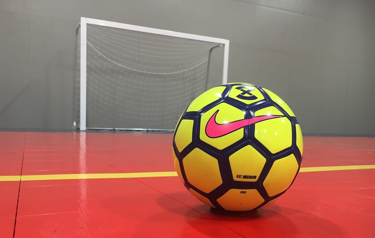Bola de futsal fotografada em ambiente interno, sem jogadores