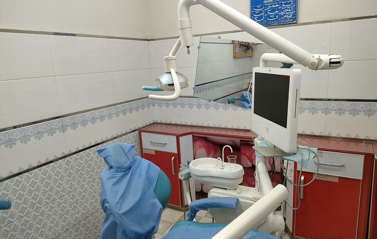 Cadeira odontológica e equipamentos em consultório