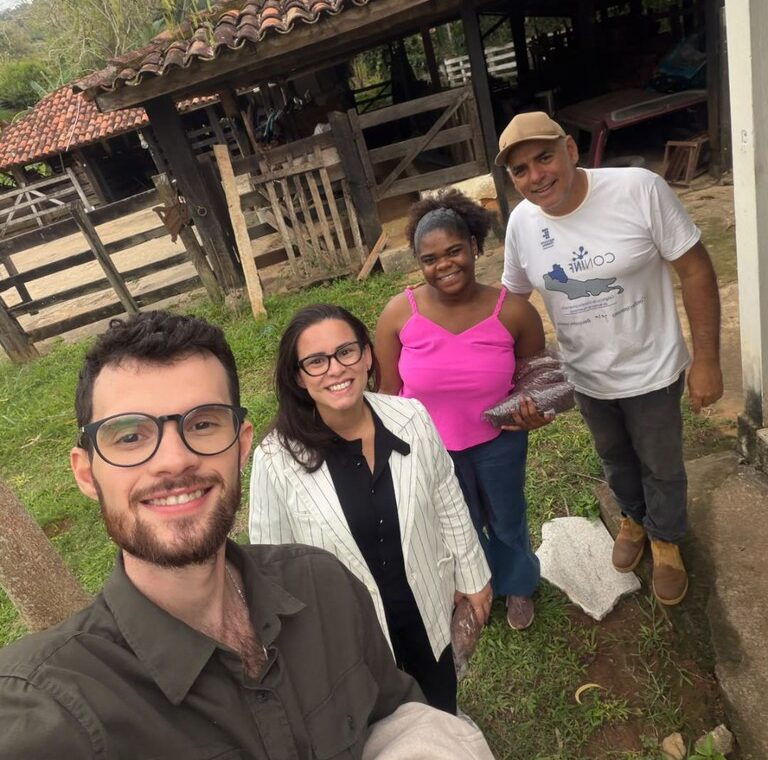 Pesquisadores do IFF e produtor rural durante visita ao Sítio Cerejeiras
