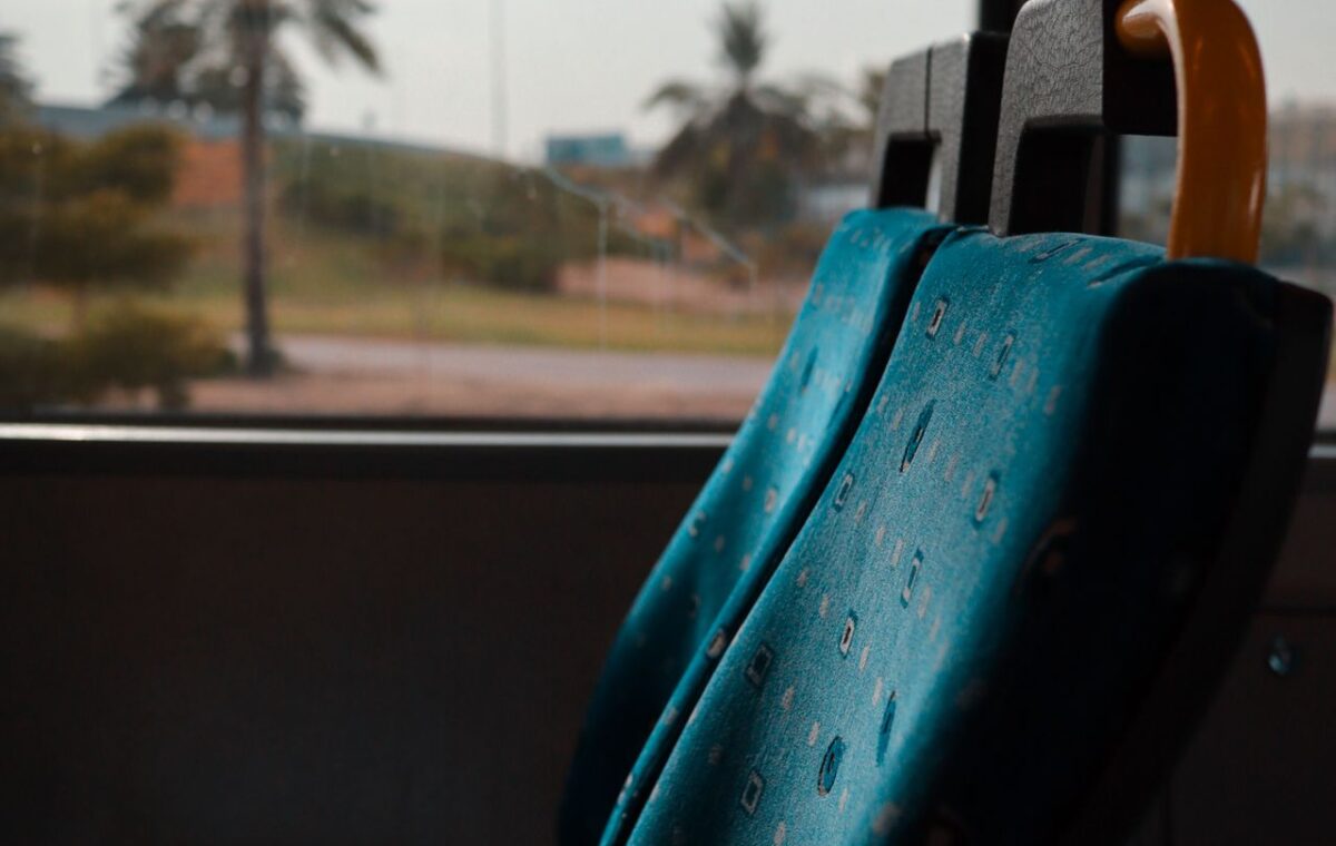 Fileiras de bancos vazios no interior de um ônibus