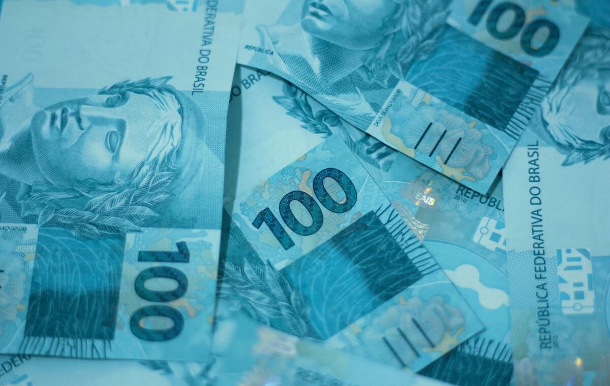 Notas de cem reais em fotografia de detalhe