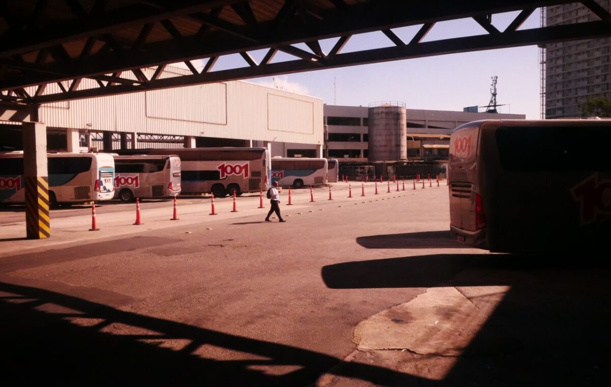 Ônibus em terminal na cidade do Rio de Janeiro durante o dia