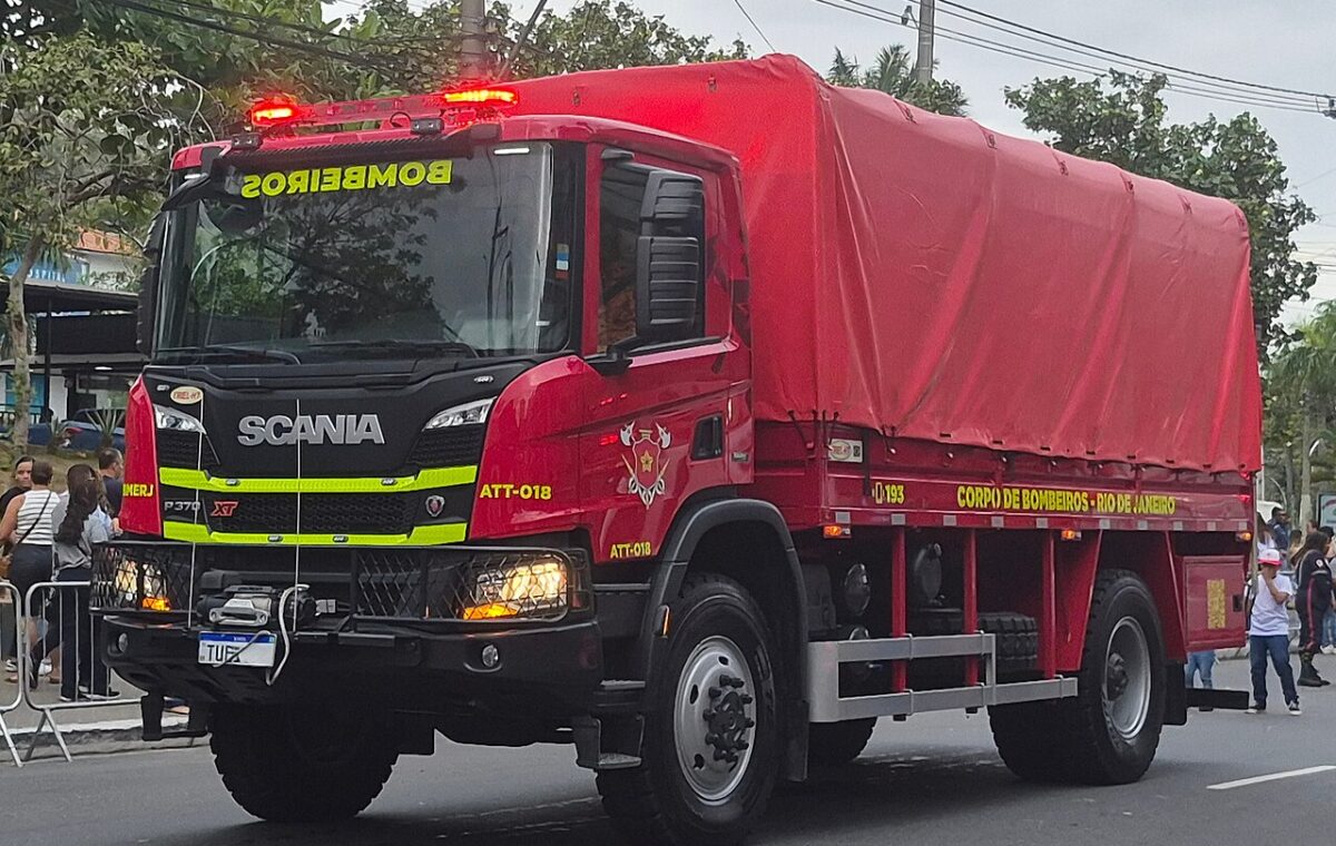 Viatura vermelha do Corpo de Bombeiros do Estado do Rio de Janeiro em desfile